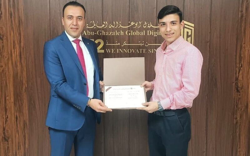 أبوغزاله العالمية تحتفل بتخريج اول طالب فلسطيني في لبنان ضمن برنامج منحة المليون